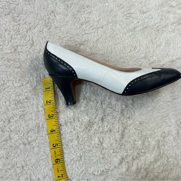 Vintage Naturalizer leather white and navy saddle shoe pumps, size 6 AA narrow - Picture 10 of 10